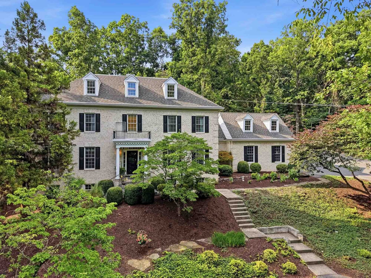 Exterior architectural photography of a colonial estate, Virginia