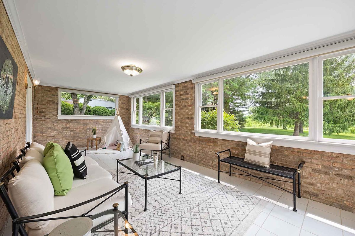 Interior photography and 3D virtual tours  -  sunroom with natural light
